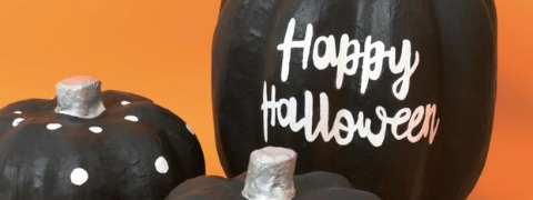 GRATIS Anleitung für Halloween: Pappmaché-Kürbisse bemalen